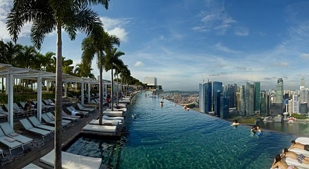 Bể bơi vô cực lửng lơ giữa trời Singapore