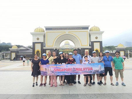 Đón khoảnh khắc giao thừa, chuyển giao giữa năm cũ và năm mới 2025