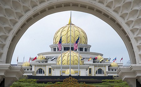 Ghé thăm cung điện hoàng gia của tân vương trẻ nhất Malaysia
