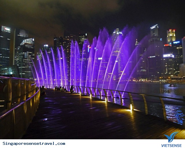 Say đắm trong màn trình diễn ánh sáng Say đắm trong màn trình diễn ánh sáng