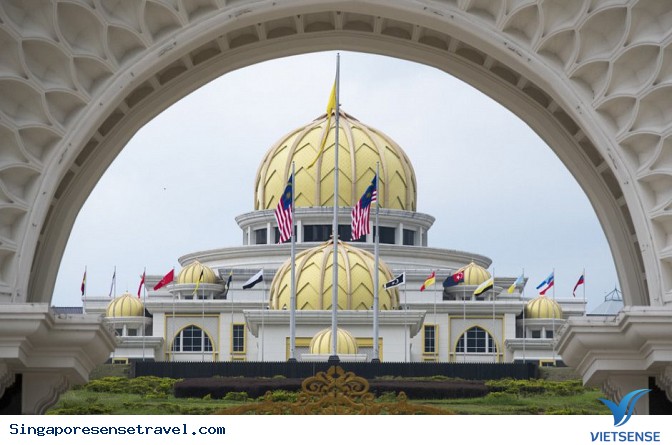 Ghé thăm cung điện hoàng gia của tân vương trẻ nhất Malaysia - Ảnh 1