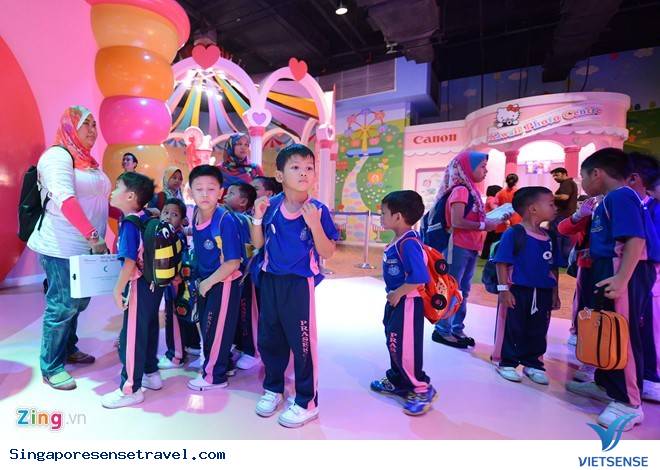 Choáng Ngợp Trước Thị Trấn Màu Hồng Của Mèo Hello Kitty - Ảnh 10