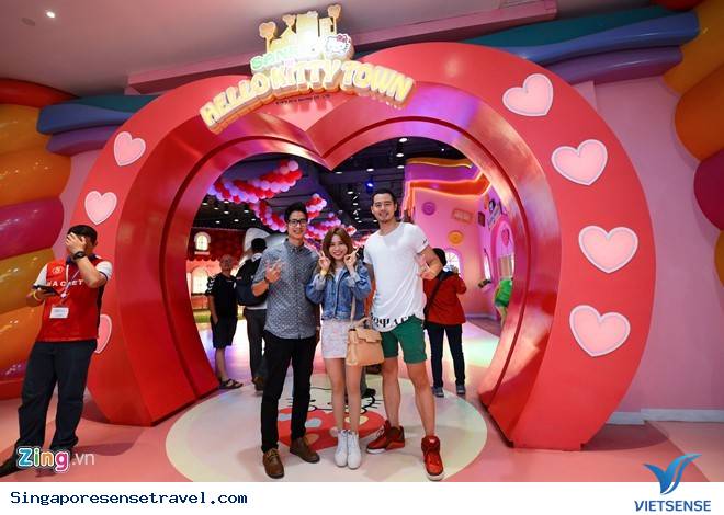 Choáng Ngợp Trước Thị Trấn Màu Hồng Của Mèo Hello Kitty - Ảnh 1