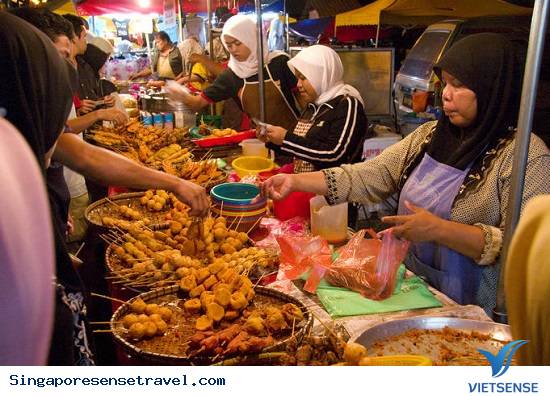 Lang thang ở chợ đêm trong thành phố