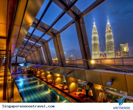 Nhấm nháp ly cocktail trên Sky Bar