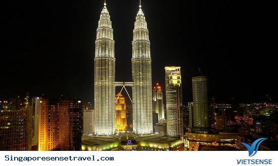 Chụp ảnh lưu niệm với tháp đôi Petronas