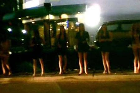 Pho den do Singapore - Ảnh 1