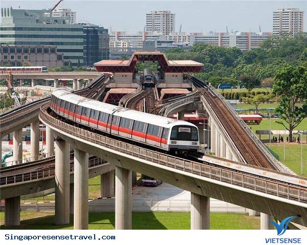 Tàu điện ngầm MRT Singapore: Hệ thống tàu điện ngầm MRT Singapore đã và đang là một trong những lựa chọn hàng đầu của du khách khi đến với thành phố này. Với độ an toàn và tiện lợi cao cùng với các dịch vụ giải trí trên tàu, chuyến đi của bạn sẽ trở nên thoải mái và thú vị hơn bao giờ hết. MRT Singapore sắp tới còn đang được đầu tư xây dựng và nâng cấp nhiều tính năng mới để đáp ứng nhu cầu của du khách.